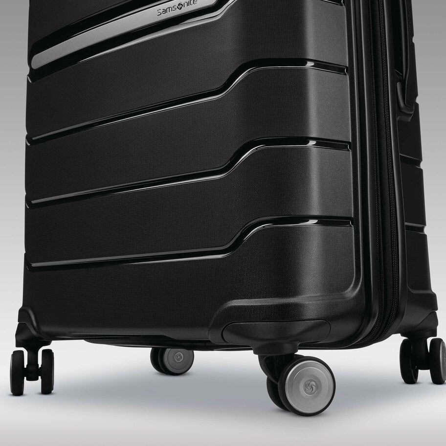 Stratic Germany 4-Wheel Spinner Softside Travel Luggage - Navy