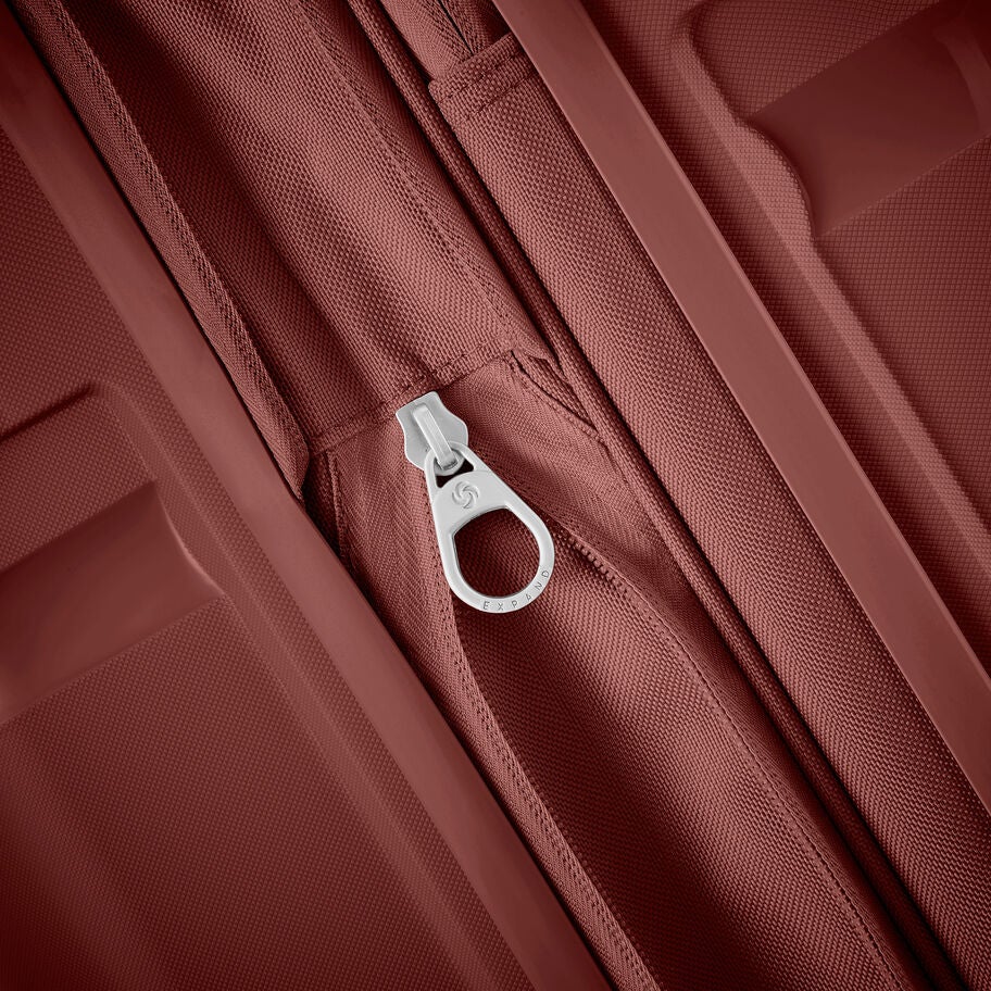 Outline Pro Carry-On Spinner in the color Clearance | Mars Red. image number 4