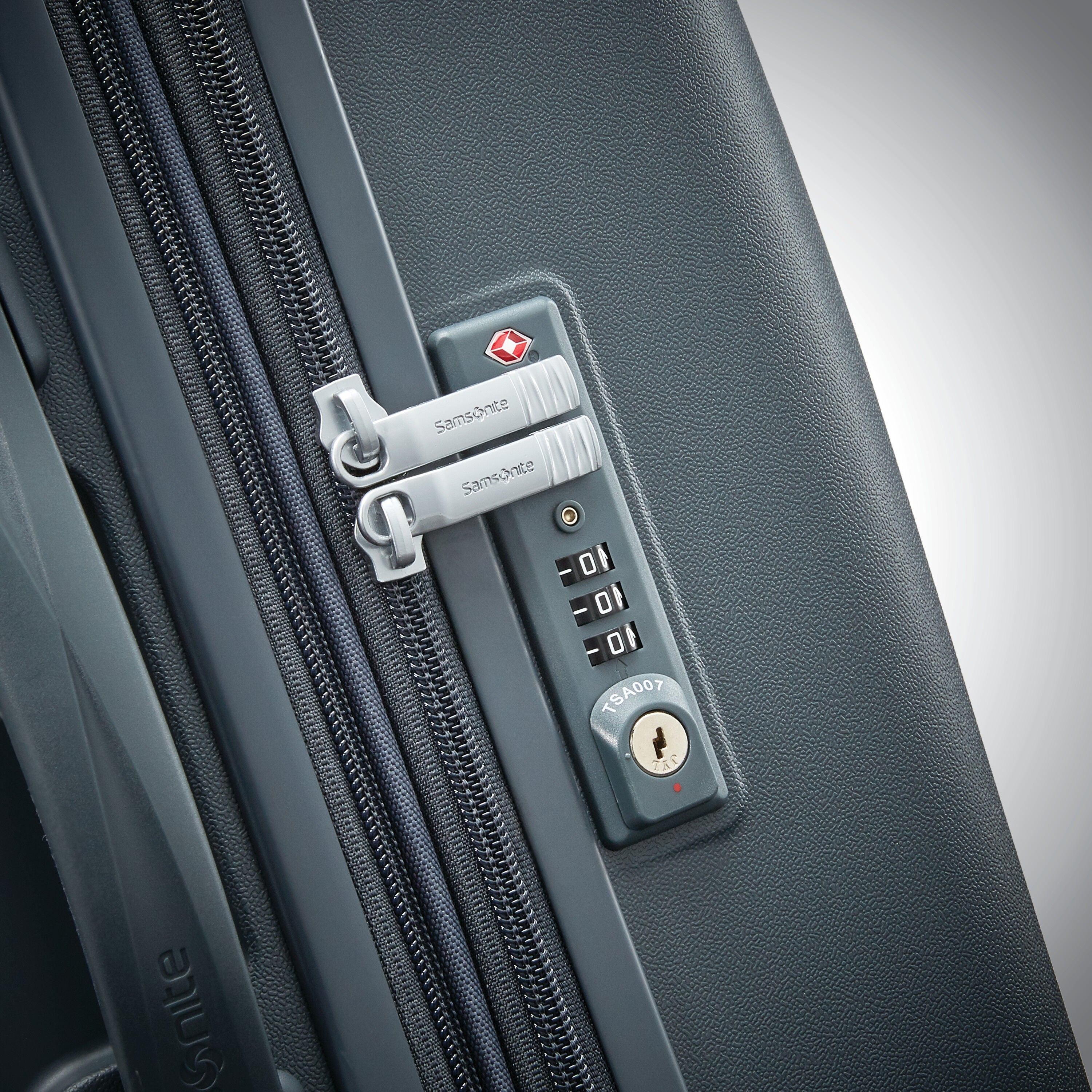 Voltage DLX Medium Spinner | Checked Luggage | Samsonite
