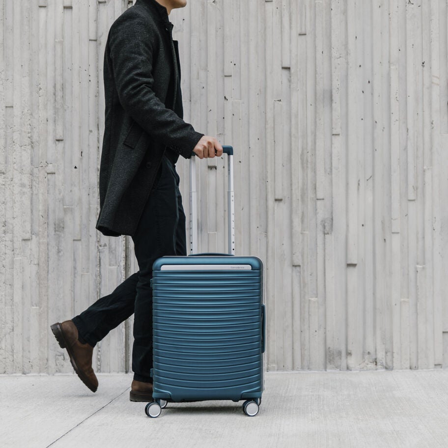 Framelock Max Carry-On Spinner in the color Emerald Teal. image number 2