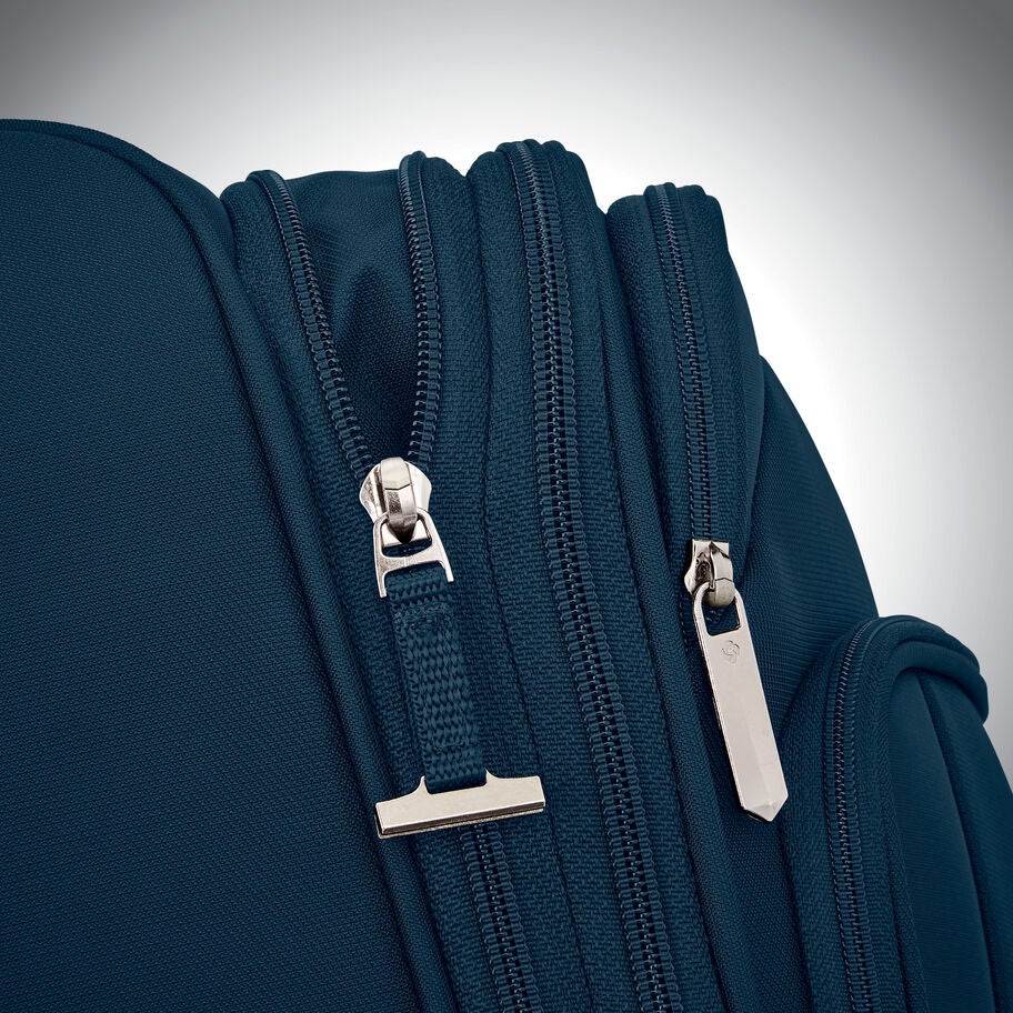 Theorym Softside Medium Spinner in the color Emerald Teal. image number 2