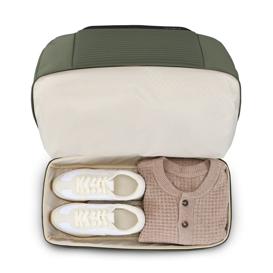 Paralux Weekender Duffel in the color Olive. image number 2