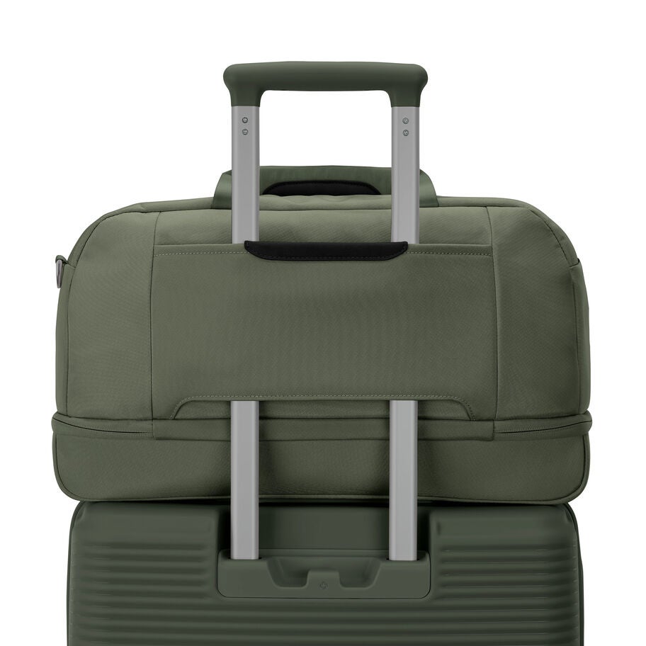Paralux Weekender Duffel in the color Olive. image number 6