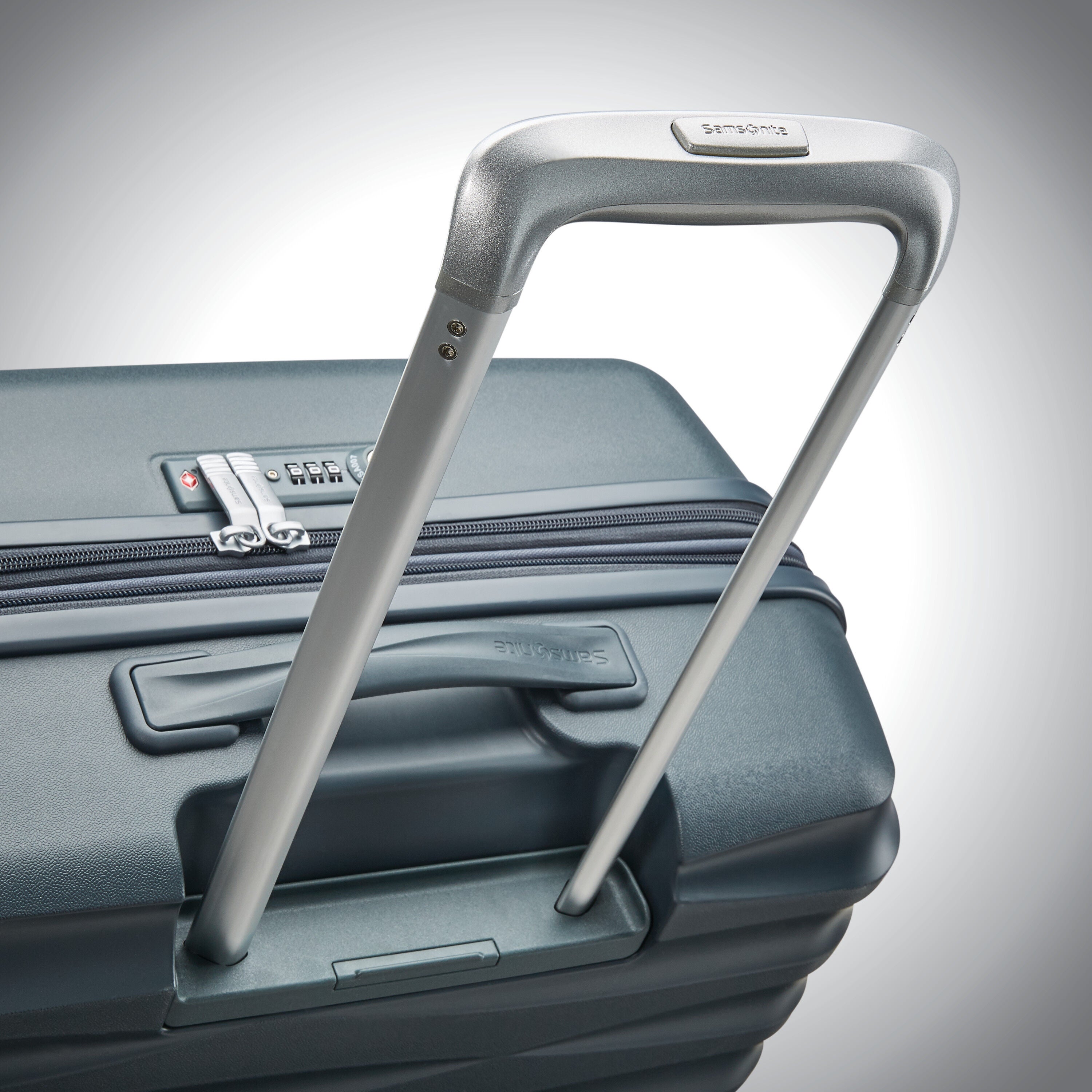 Voltage DLX Medium Spinner | Checked Luggage | Samsonite