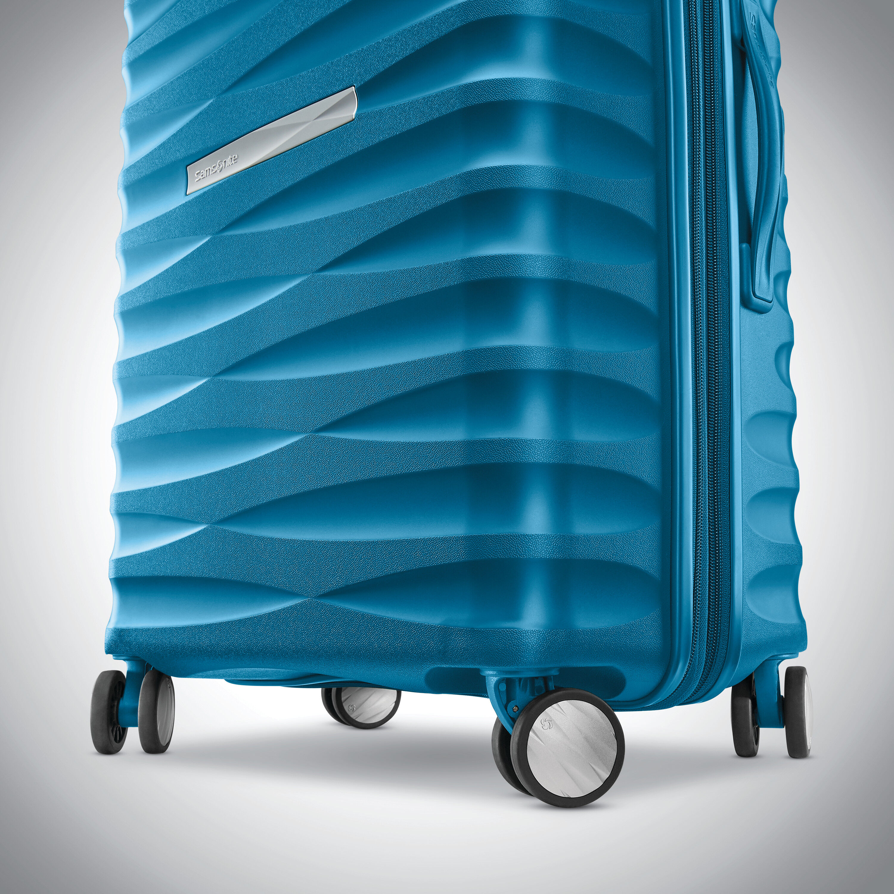 Voltage DLX Large Spinner | Checked Luggage | Samsonite