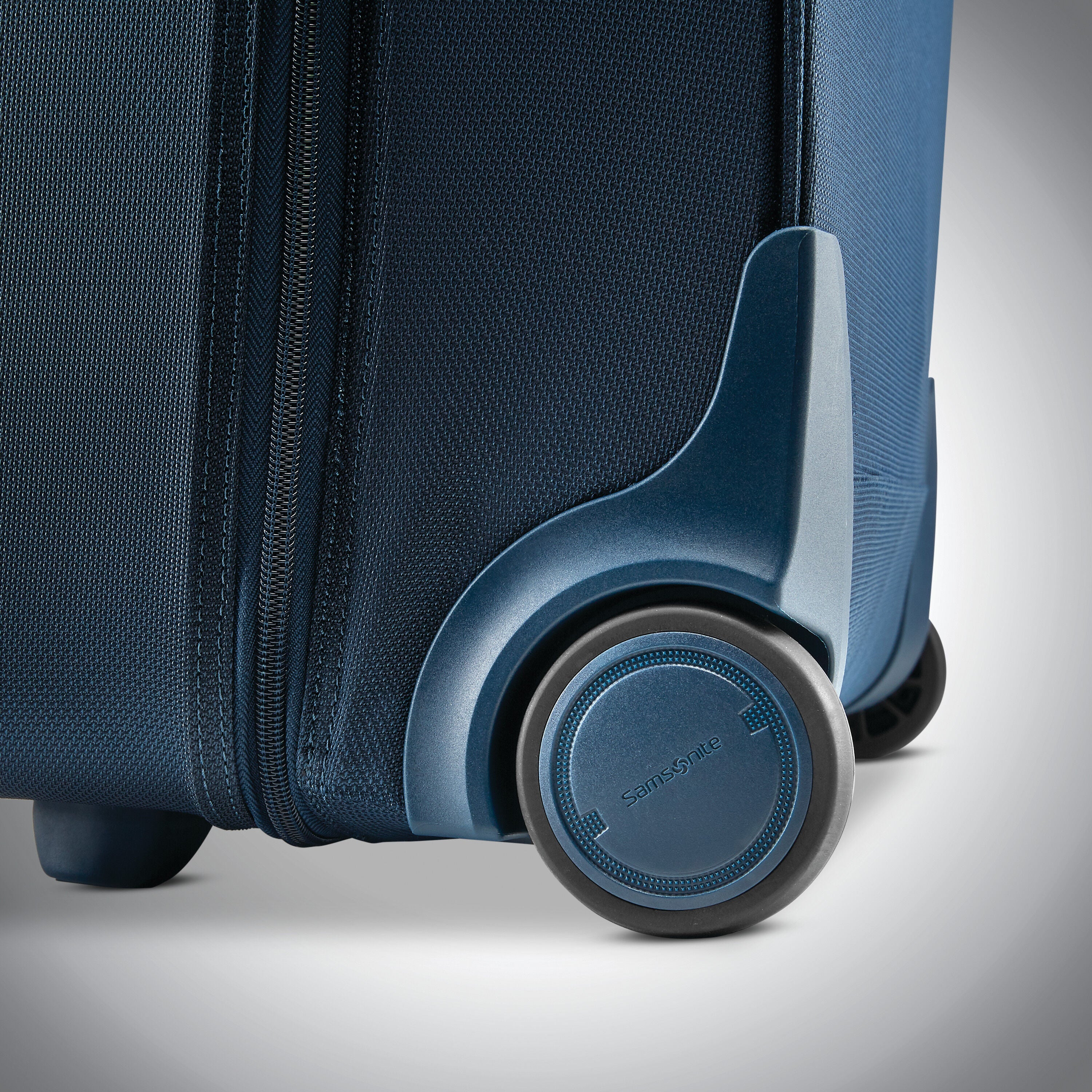 Suit bag top with wheels