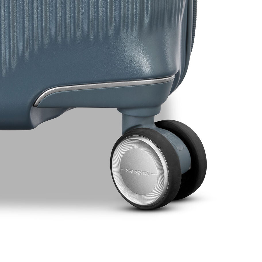 Silhouette 18 Hardside Medium Spinner in the color Deep Navy. image number 8