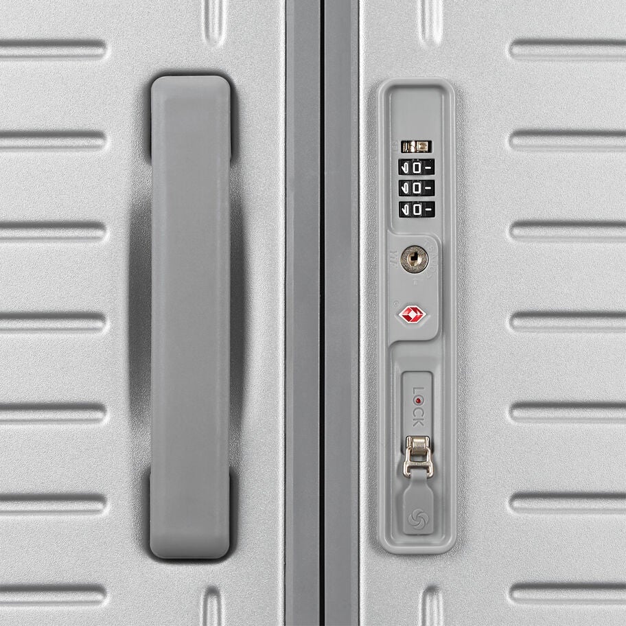 Framelock Max Carry-On Spinner in the color Glacial Silver. image number 4