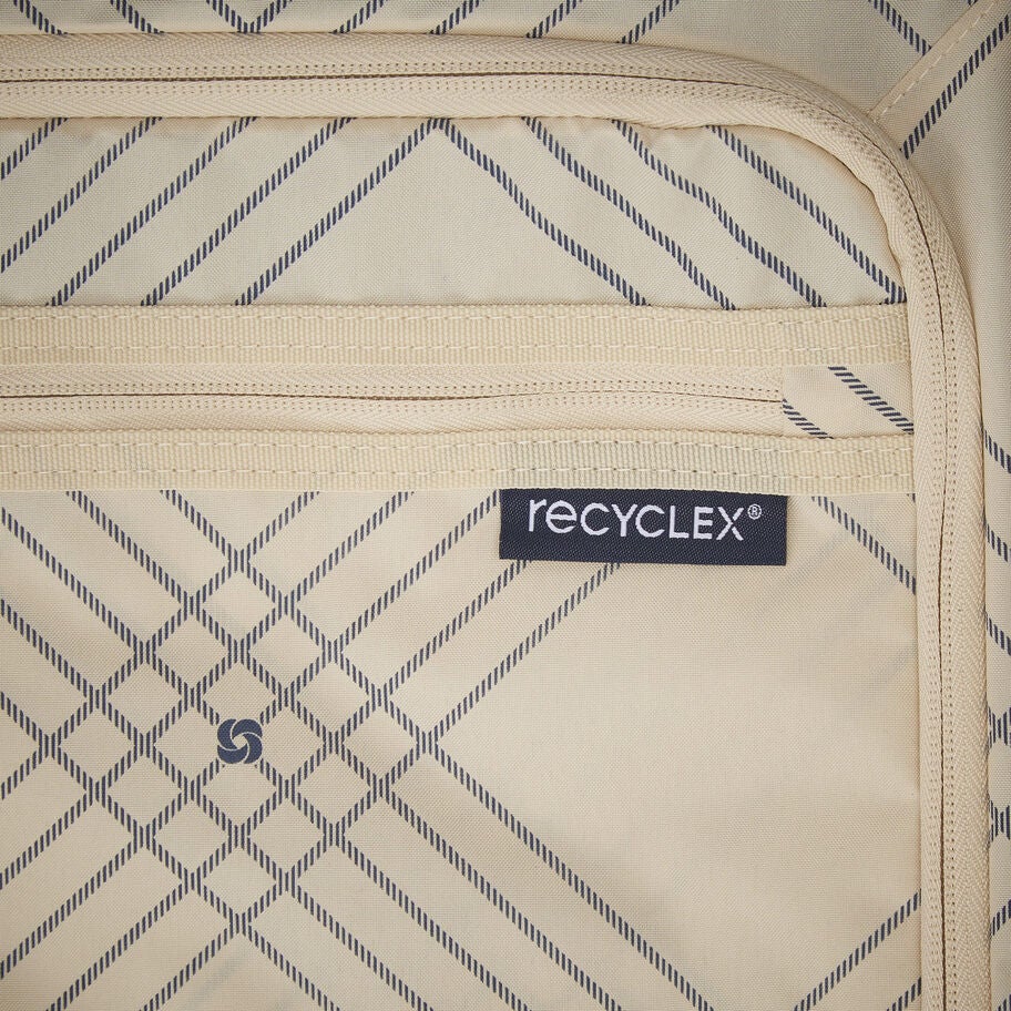 Virtuosa Train Case in the color Navy. image number 4