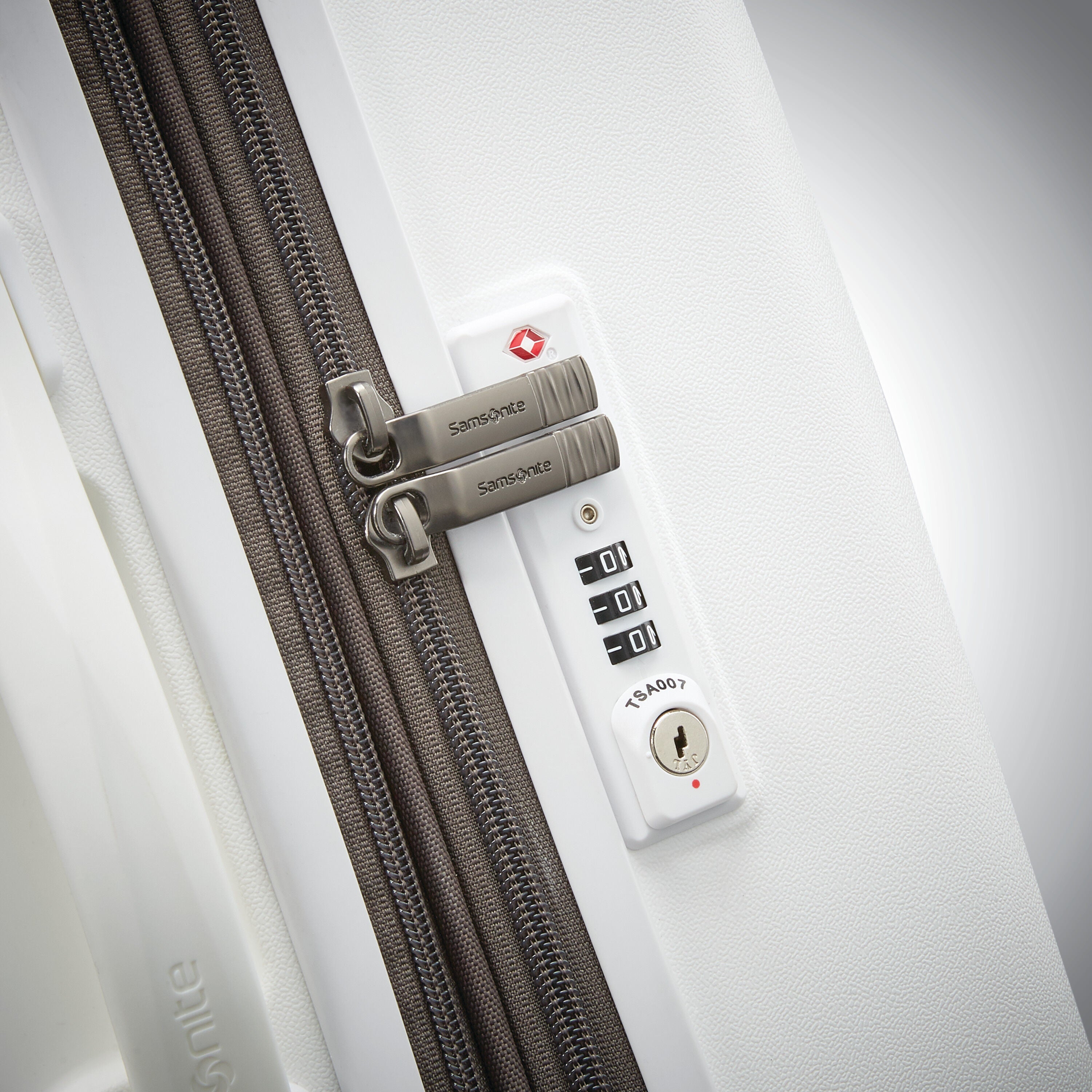 Voltage DLX Large Spinner | Checked Luggage | Samsonite