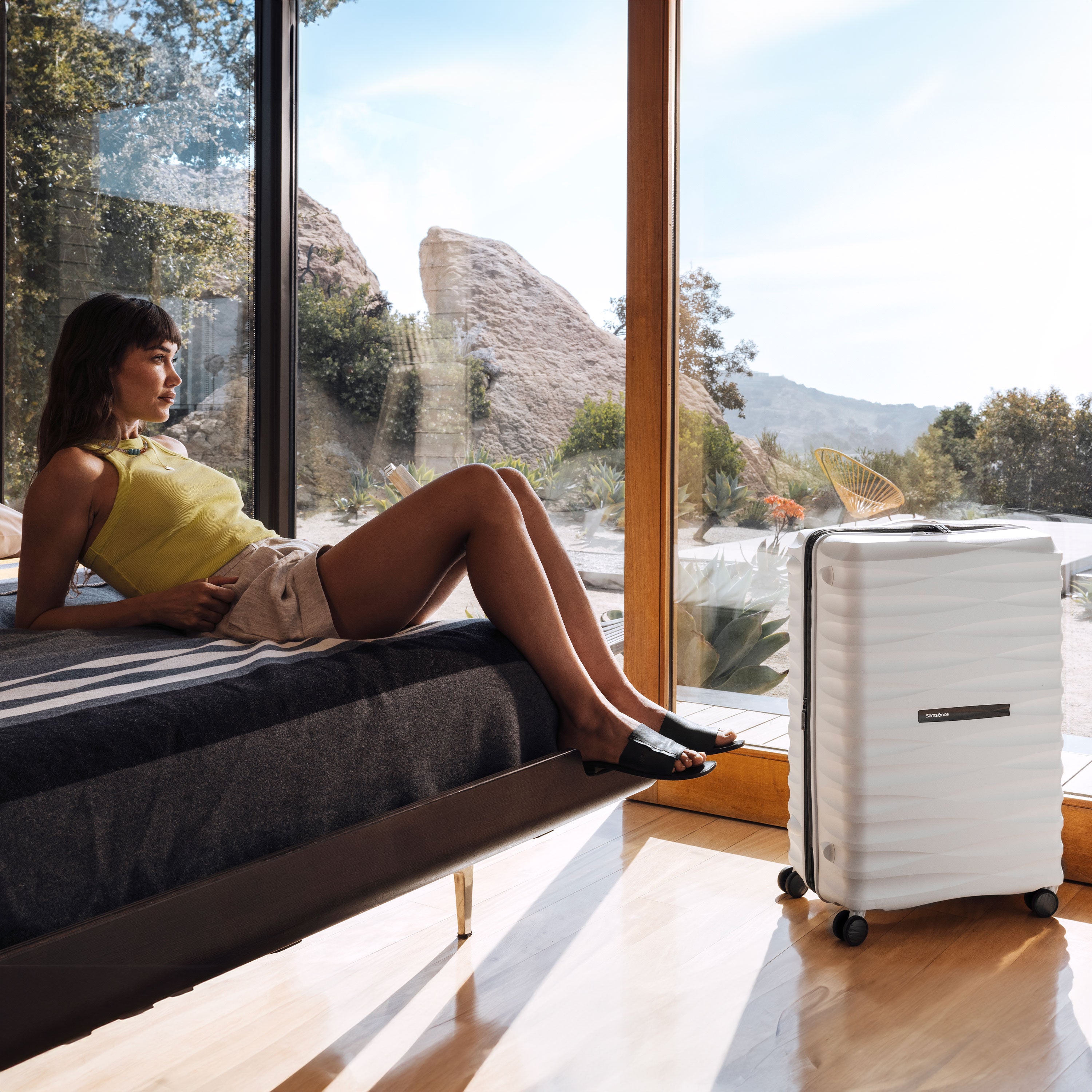 Voltage DLX Large Spinner | Checked Luggage | Samsonite