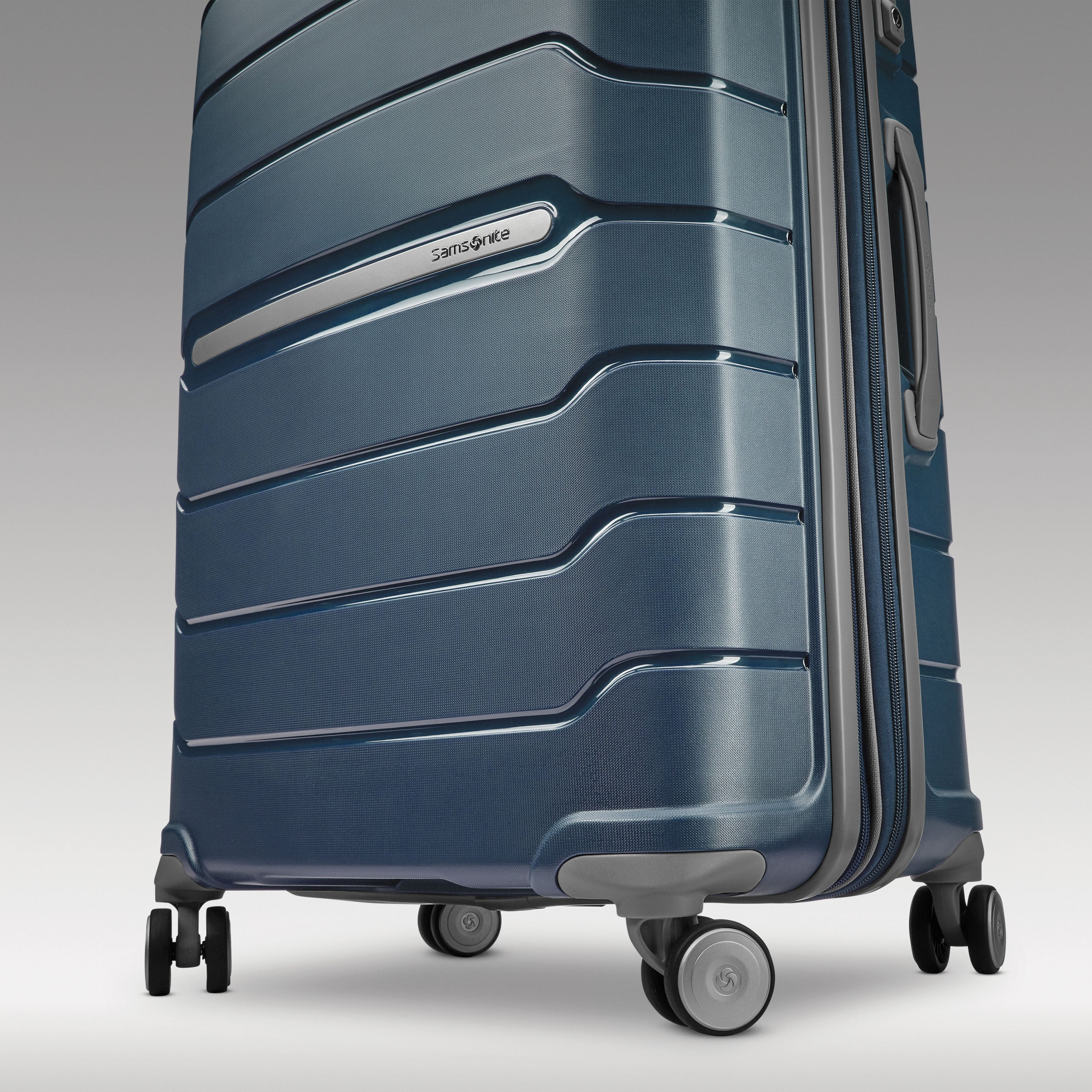 Freeform Medium Spinner Checked Luggage Samsonite