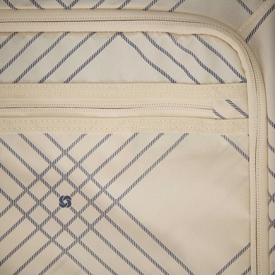Virtuosa Carry-On Spinner in the color Navy. image number 11