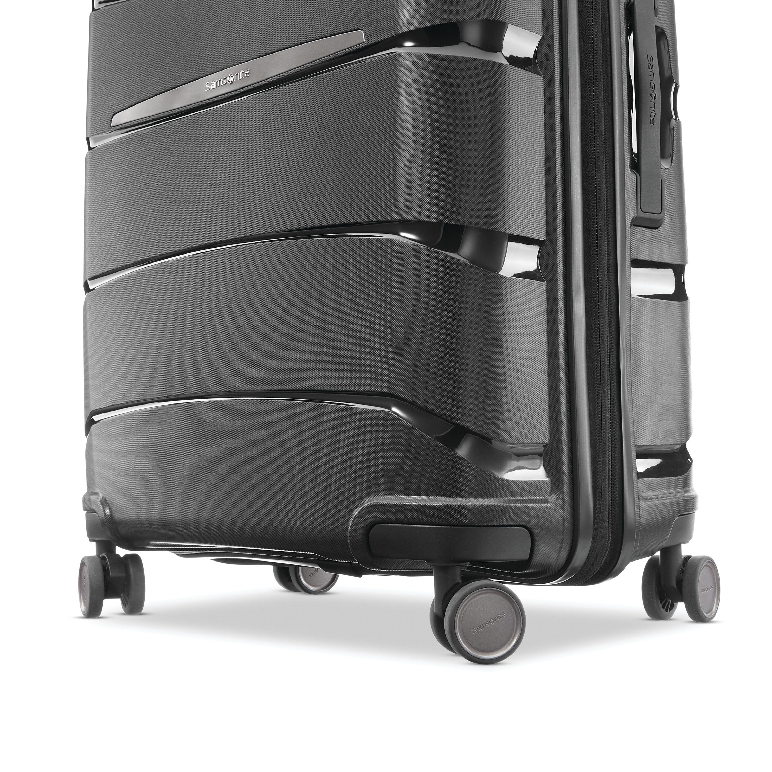 Samsonite medium luggage size 2025