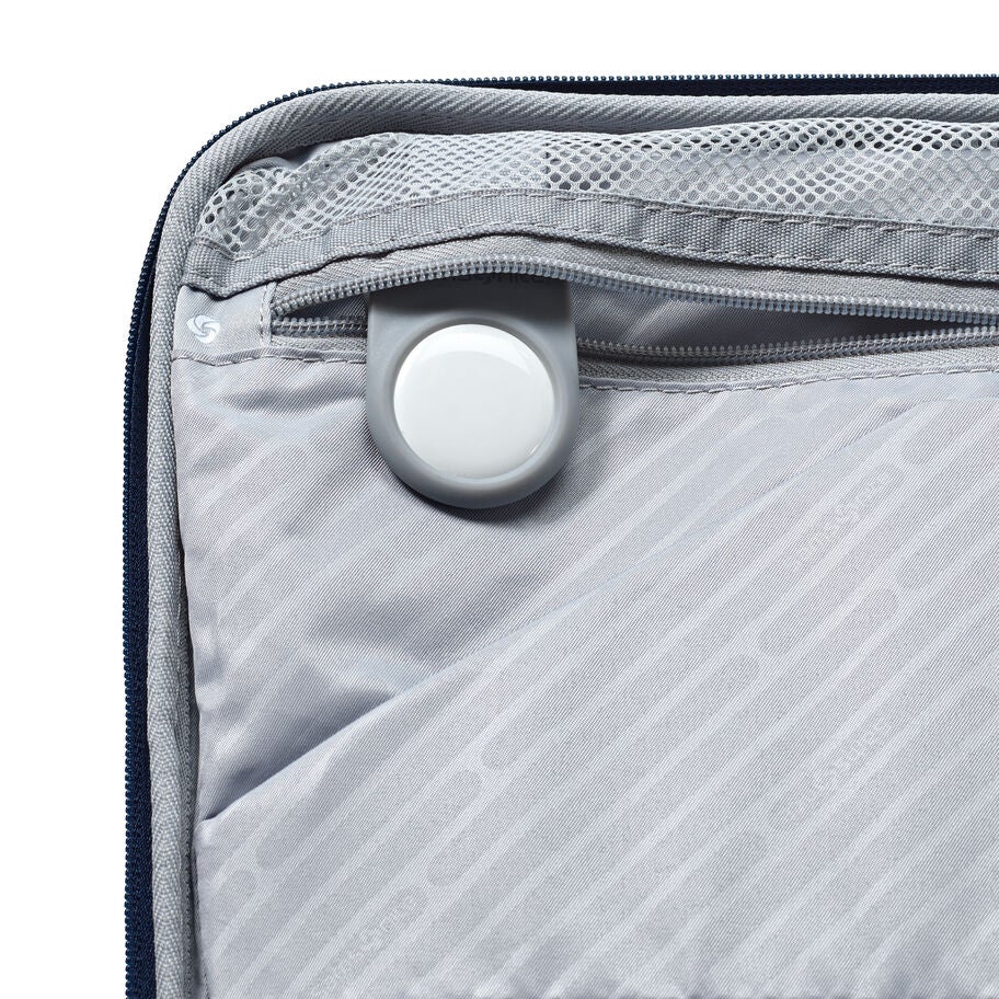 Paralux Carry-On Spinner in the color Midnight Navy. image number 5