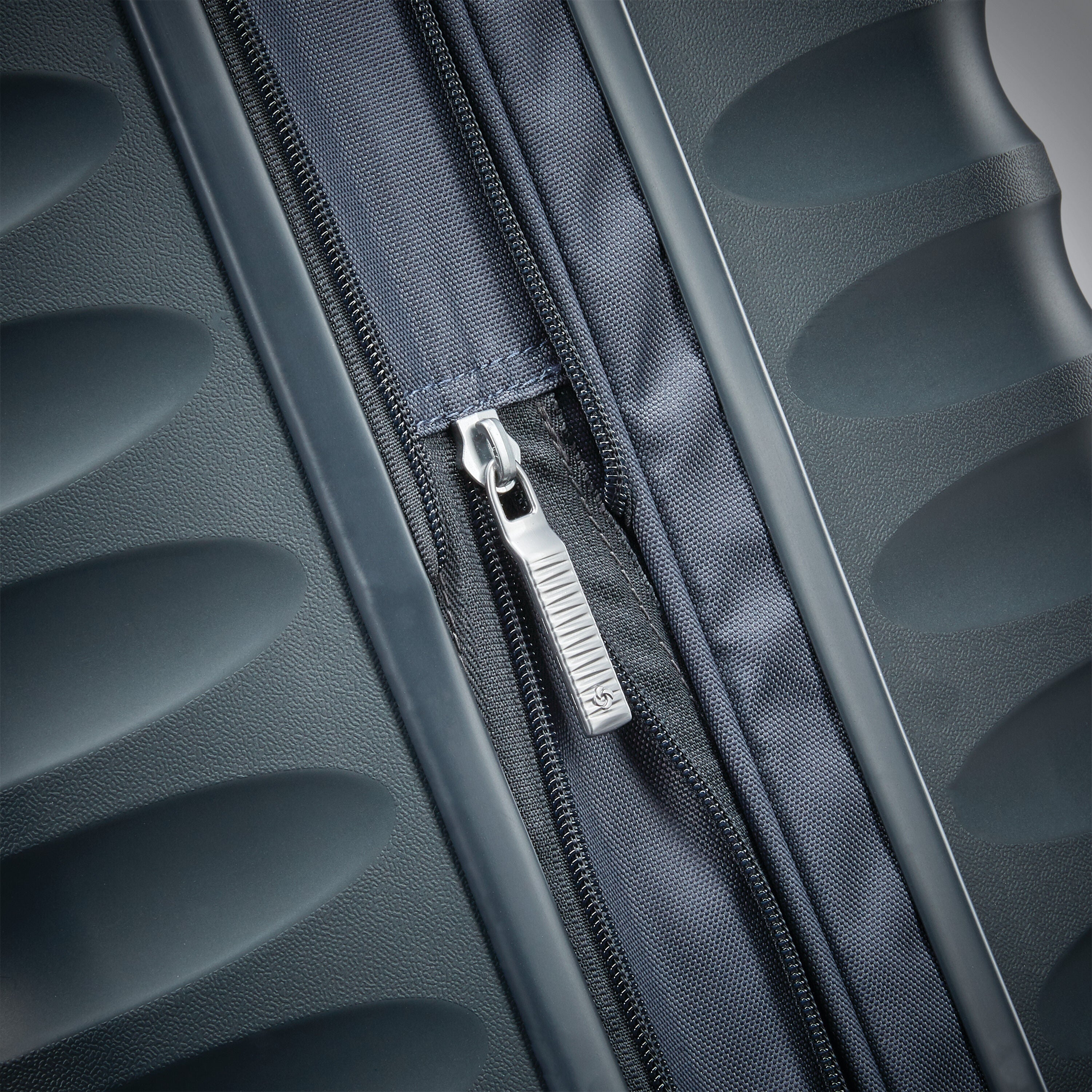 Voltage DLX Medium Spinner | Checked Luggage | Samsonite