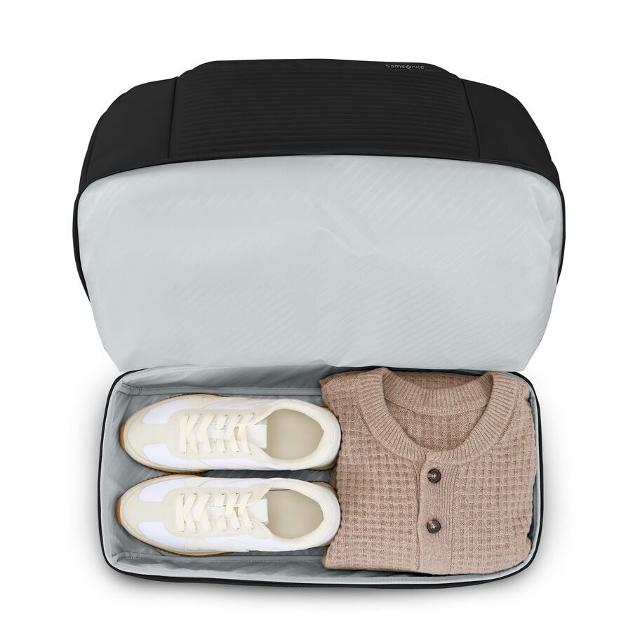 Paralux Weekender Duffel in the color Black. image number 2