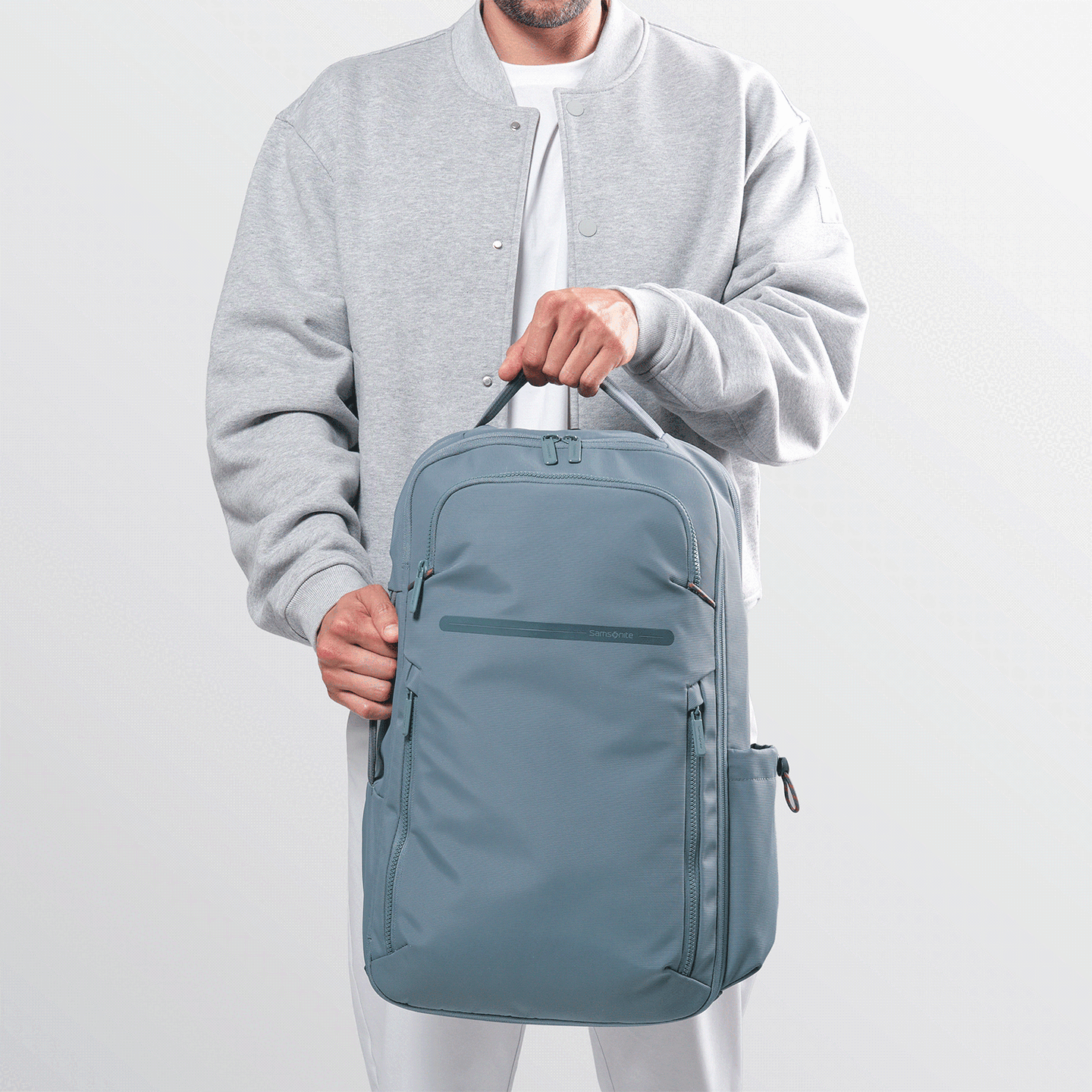 Grab and go with two padded handles designed with a unique pulley system. When one handle is in use, the other lays flat. 
