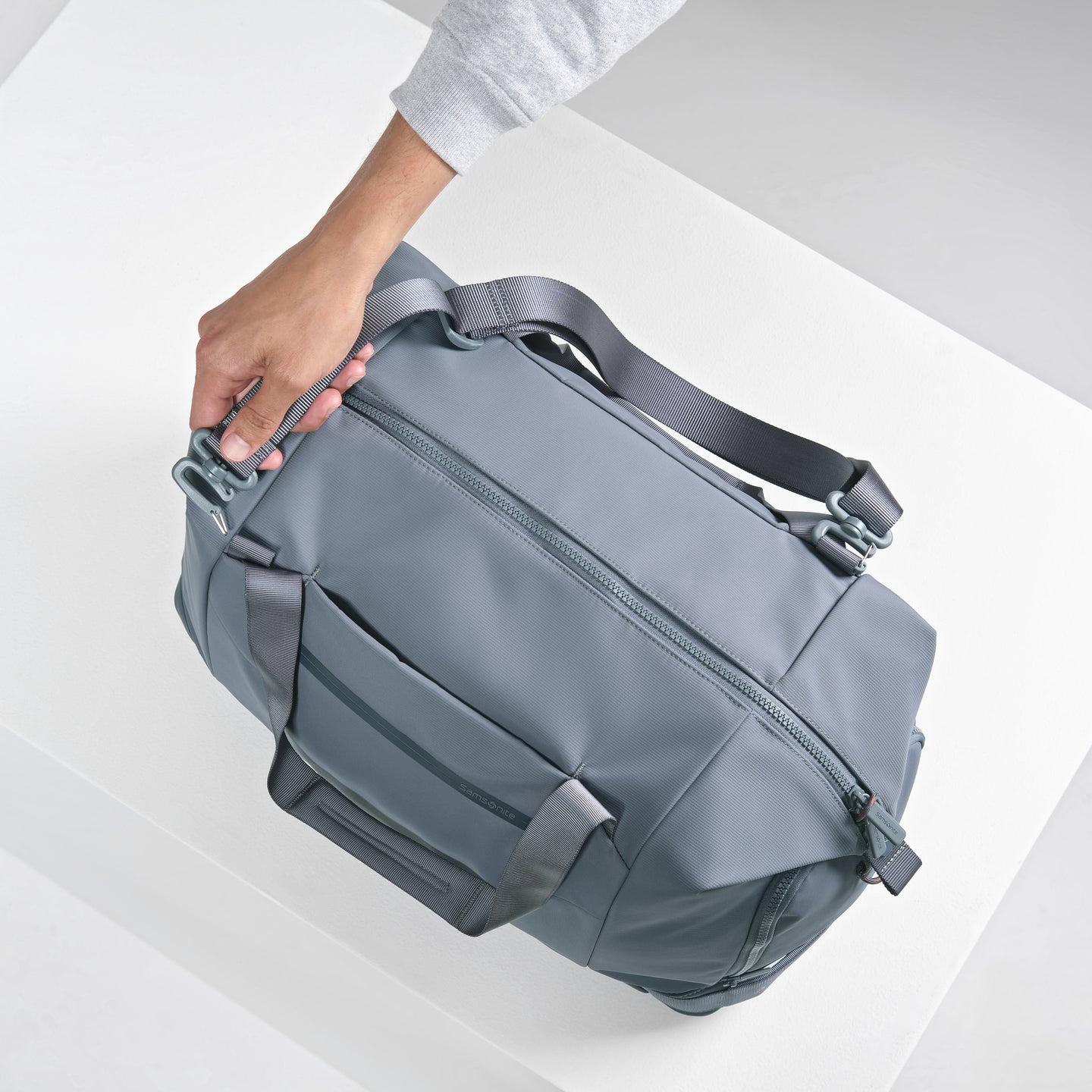 Grab the padded top handle or attach the shoulder strap to carry it comfortably by your side.&nbsp;