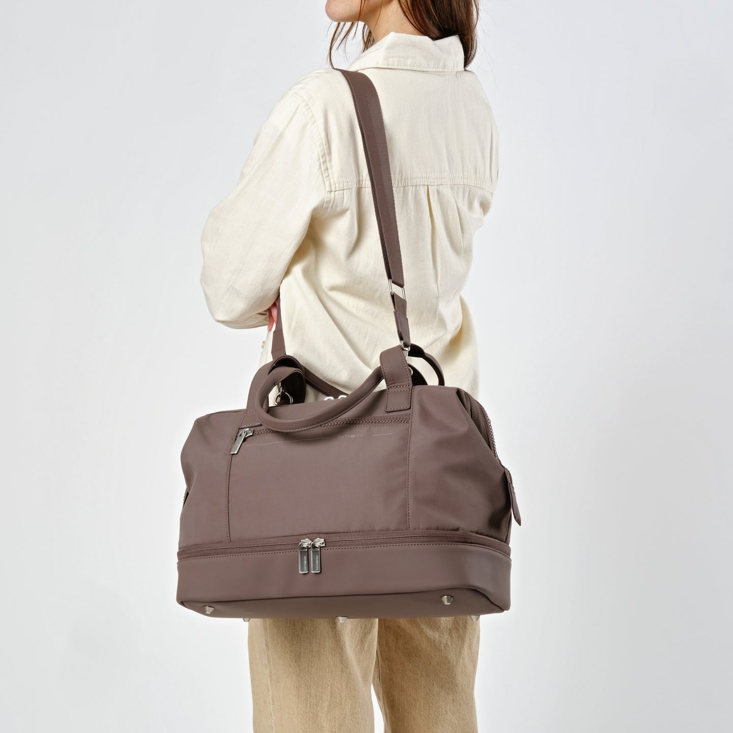 A removable shoulder strap helps keep your hands free for your phone, your coffee, or whatever else you need, while structured tote-bag-style handles offer a more traditional carry.