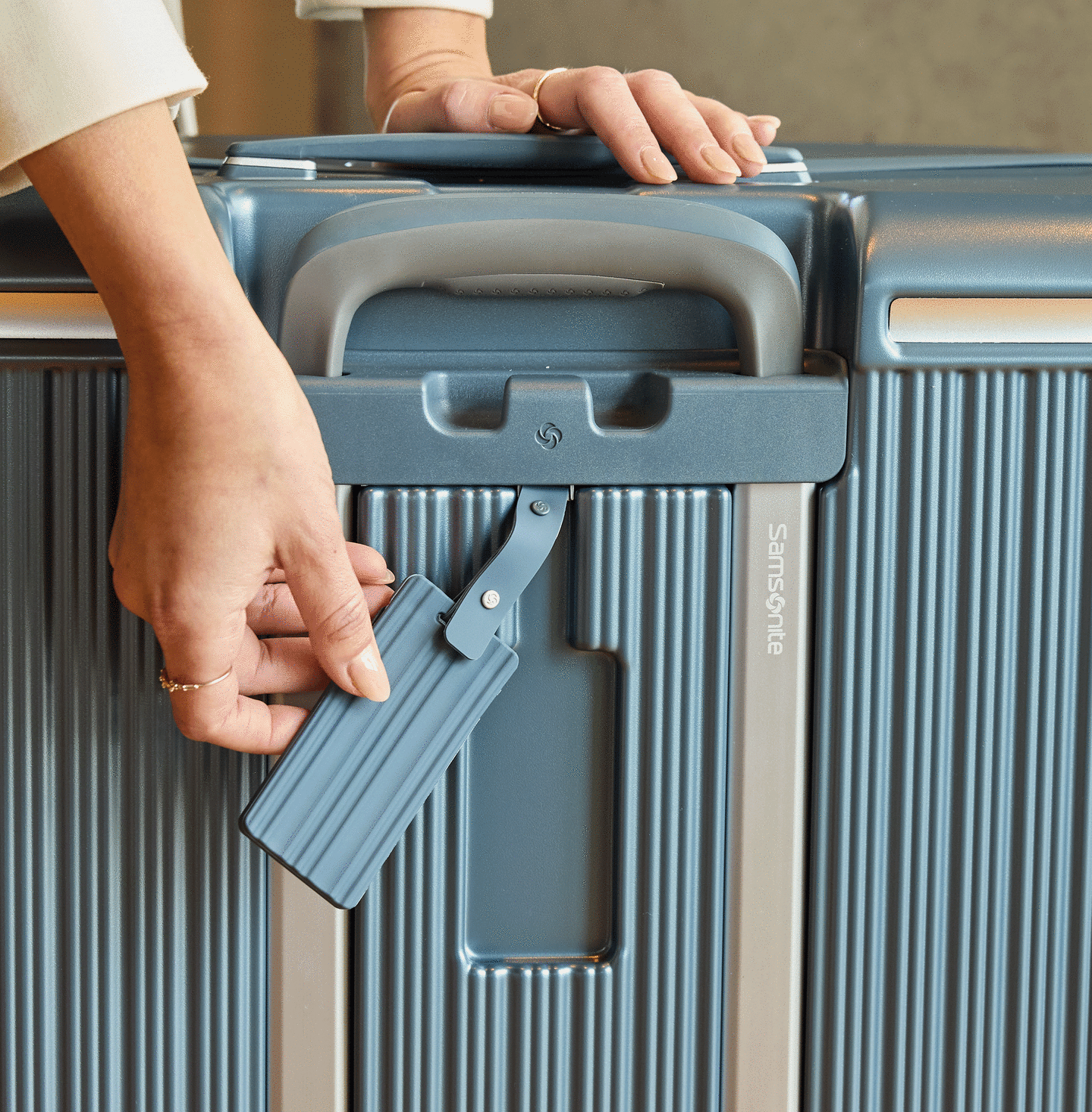 Re らぎ Silhouette 18 Garment Bag Spinner| Luggage | Samsonite
