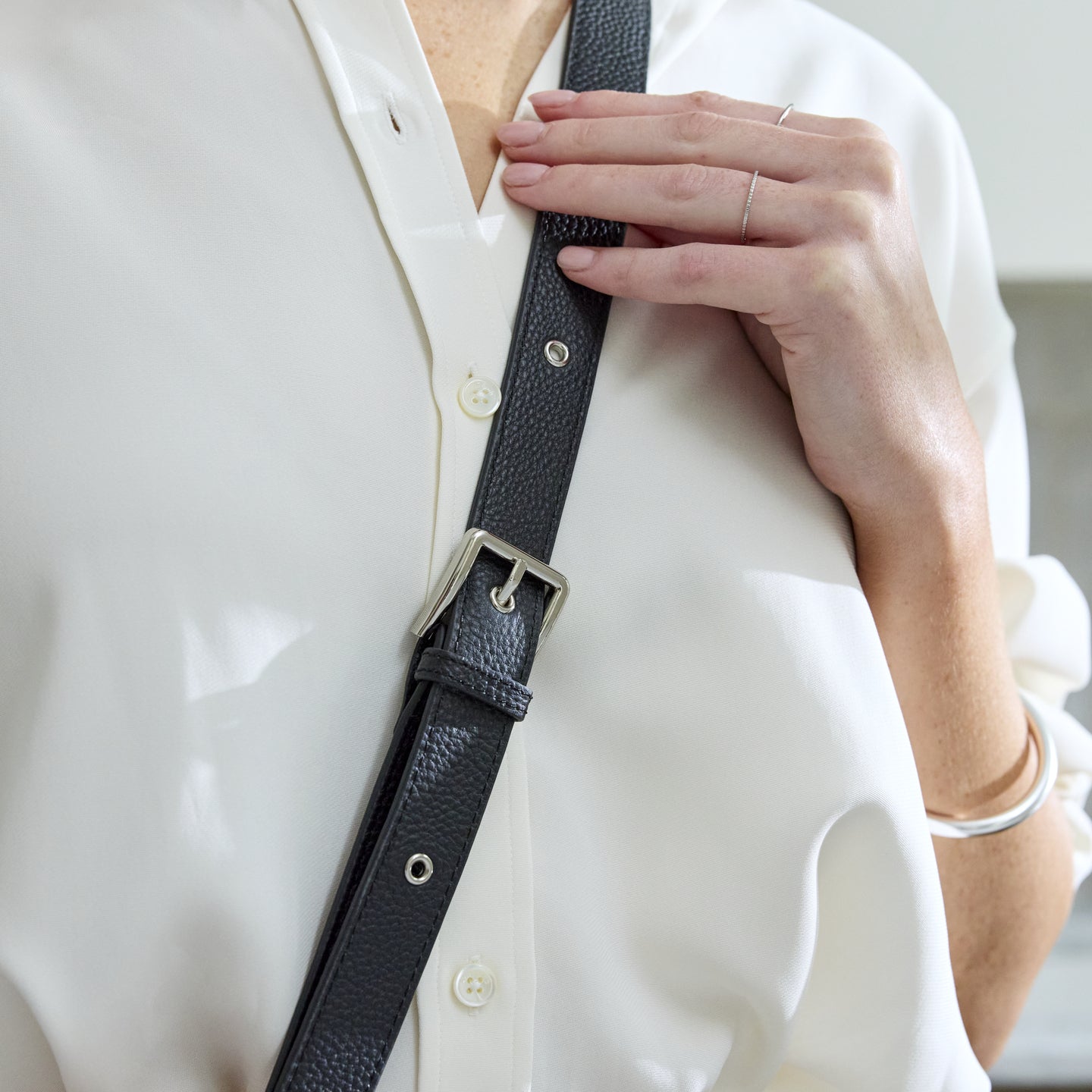 Longer, shorter, or somewhere in between, adjust the shoulder strap for carry-how-you-want convenience.