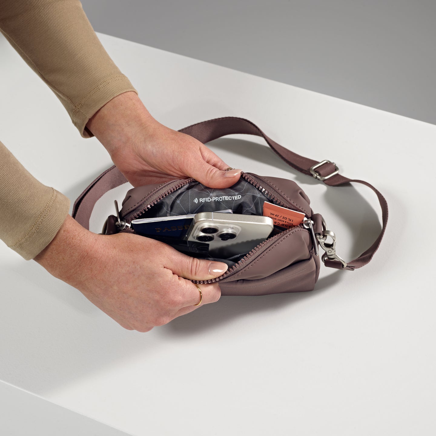 Safeguard personal data from your passport, credit cards, ID, and more with discreet RFID-blocking technology throughout.&nbsp;
