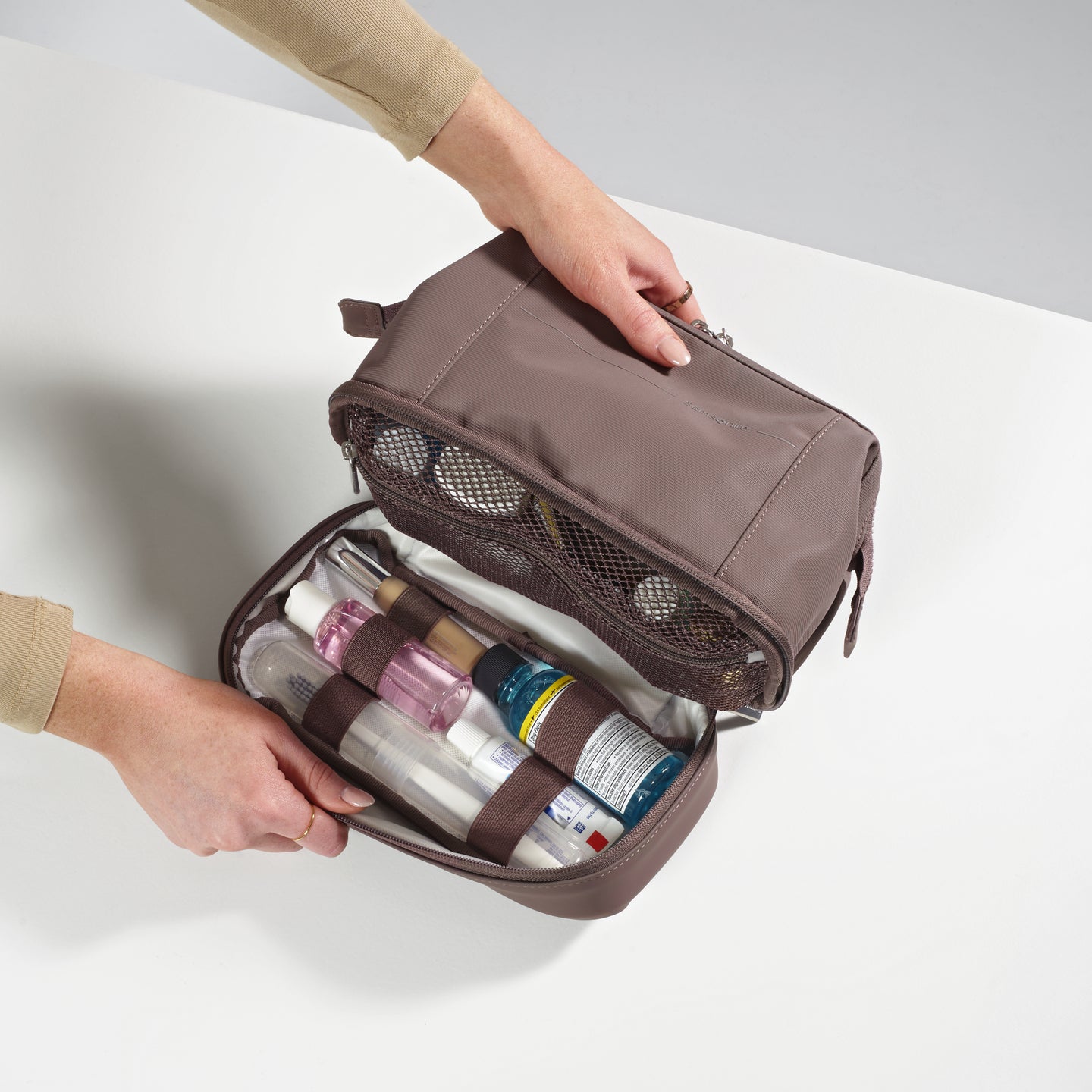 A convenient drop-bottom compartment allows you to keep things like a razorblade or a toothbrush separate for your other personal items. And it&rsquo;s wipeable, so it&rsquo;s easy to clean. 