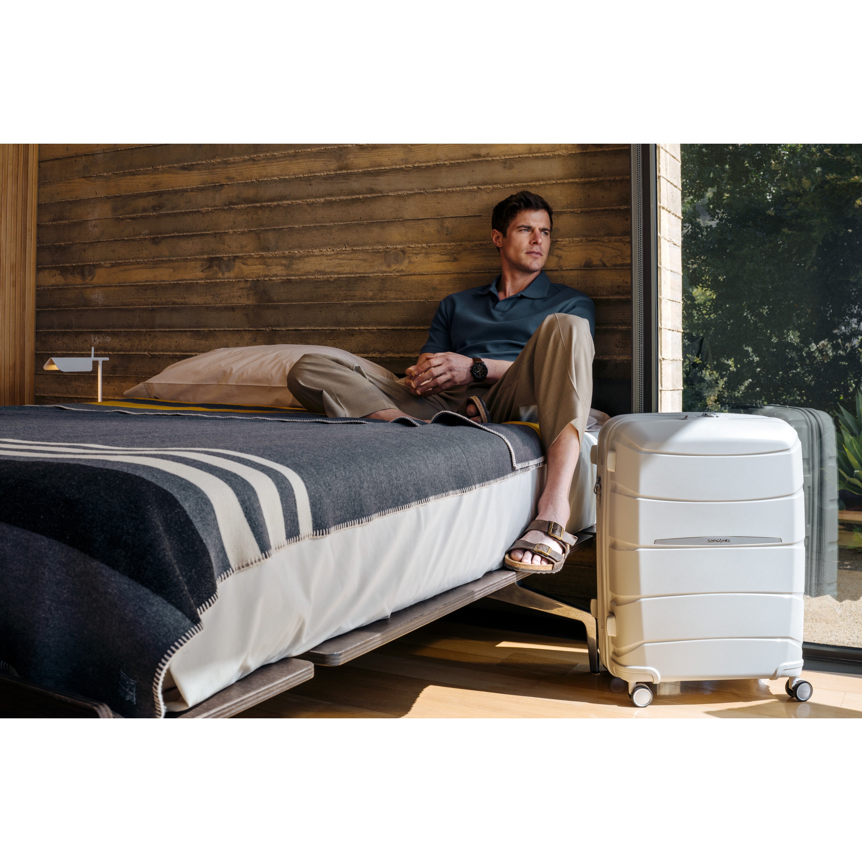 100%正規品 Outline Pro Medium Spinner | Checked Luggage | Samsonite 邦楽